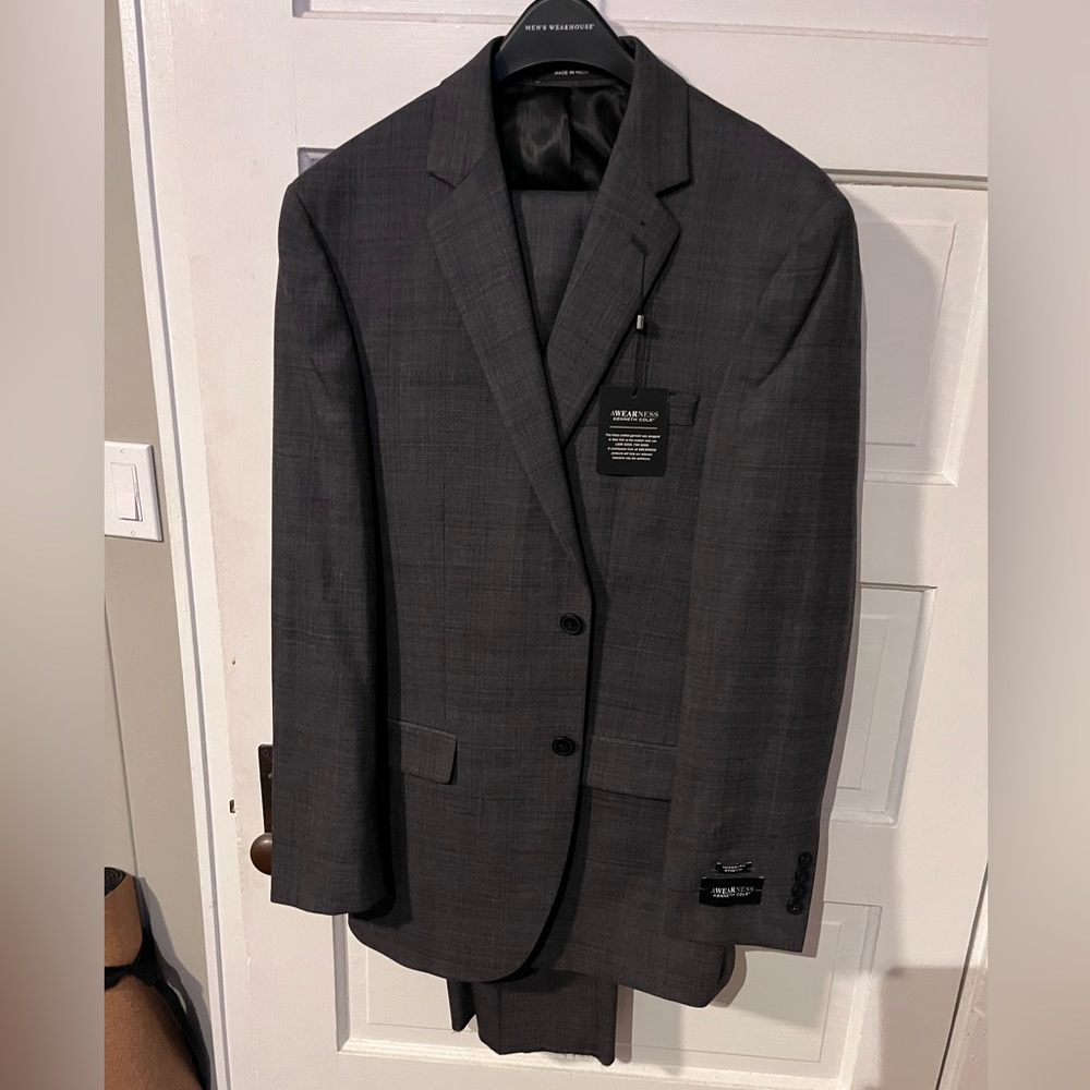 Brand new Kenneth Cole slim fit suit 40L/34W